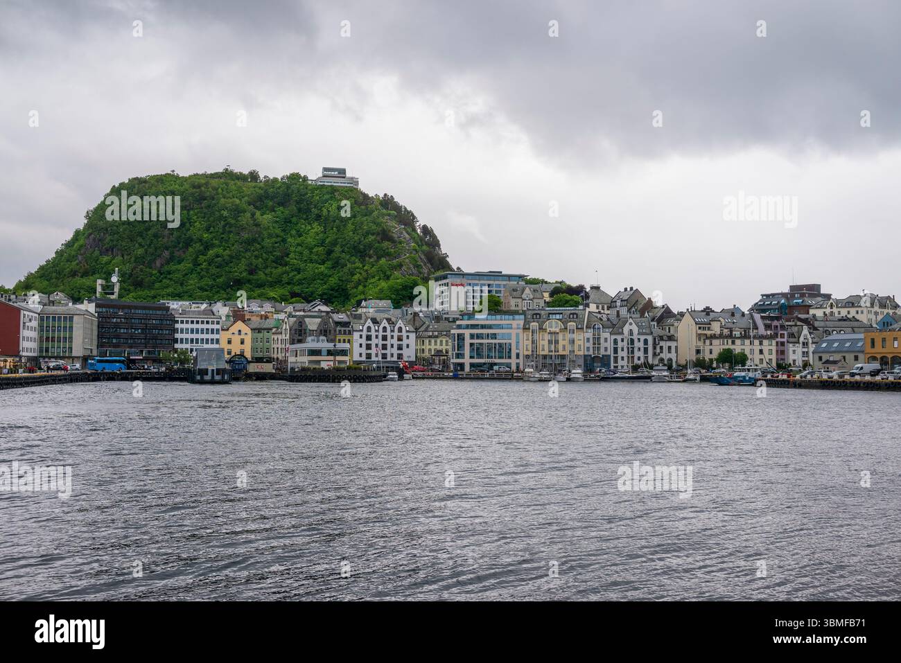 Aksla montagne et front de mer, Alesund (Ålesund), Norvège, juin, été Banque D'Images