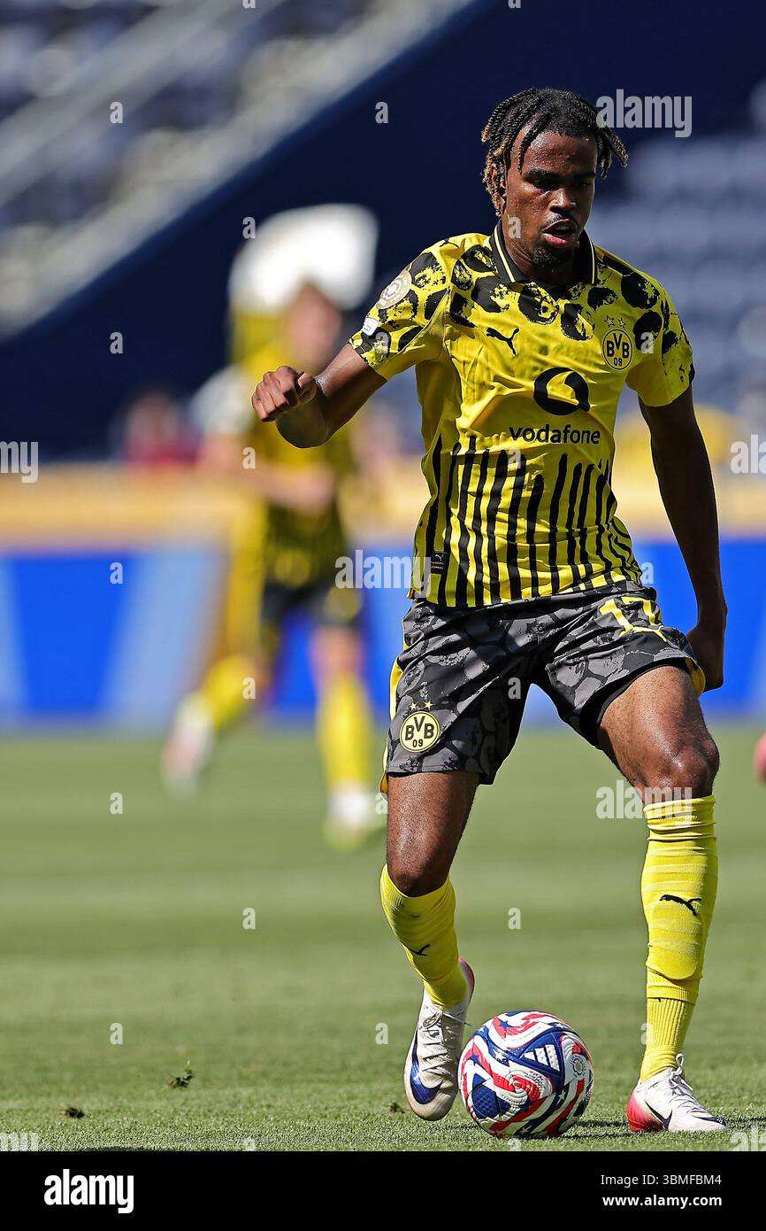 Cincinnati, États-Unis. 25 juin 2025. Carney Chukwuemeka de Borussia Dortmund contrôle le ballon lors du match entre Borussia Dortmund et Ulsan HD, pour le 3e tour du groupe F pour la Coupe du monde des clubs FIFA 2025, au stade TQL de Cincinnati, États-Unis, le 25 juin 2025. Photo : Heuler Andrey/DiaEsportivo/Alamy Live News crédit : DiaEsportivo/Alamy Live News Banque D'Images