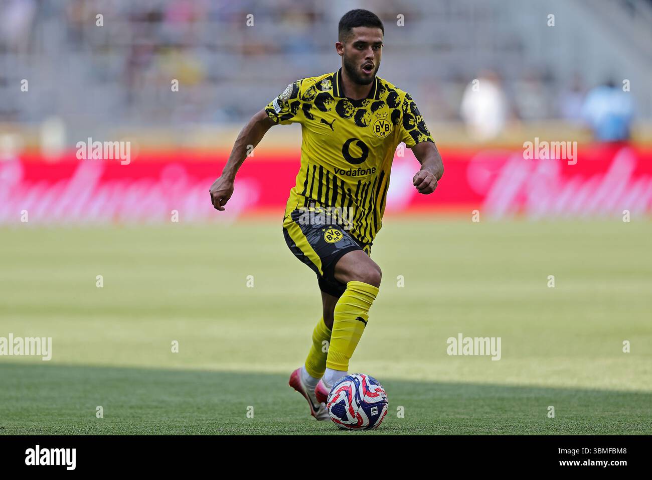 Cincinnati, États-Unis. 25 juin 2025. Yan Couto de Borussia Dortmund court avec le ballon lors du match entre Borussia Dortmund et Ulsan HD, pour le 3e tour du groupe F pour la Coupe du monde des clubs de la FIFA 2025, au stade TQL de Cincinnati, États-Unis, le 25 juin 2025. Photo : Heuler Andrey/DiaEsportivo/Alamy Live News crédit : DiaEsportivo/Alamy Live News Banque D'Images