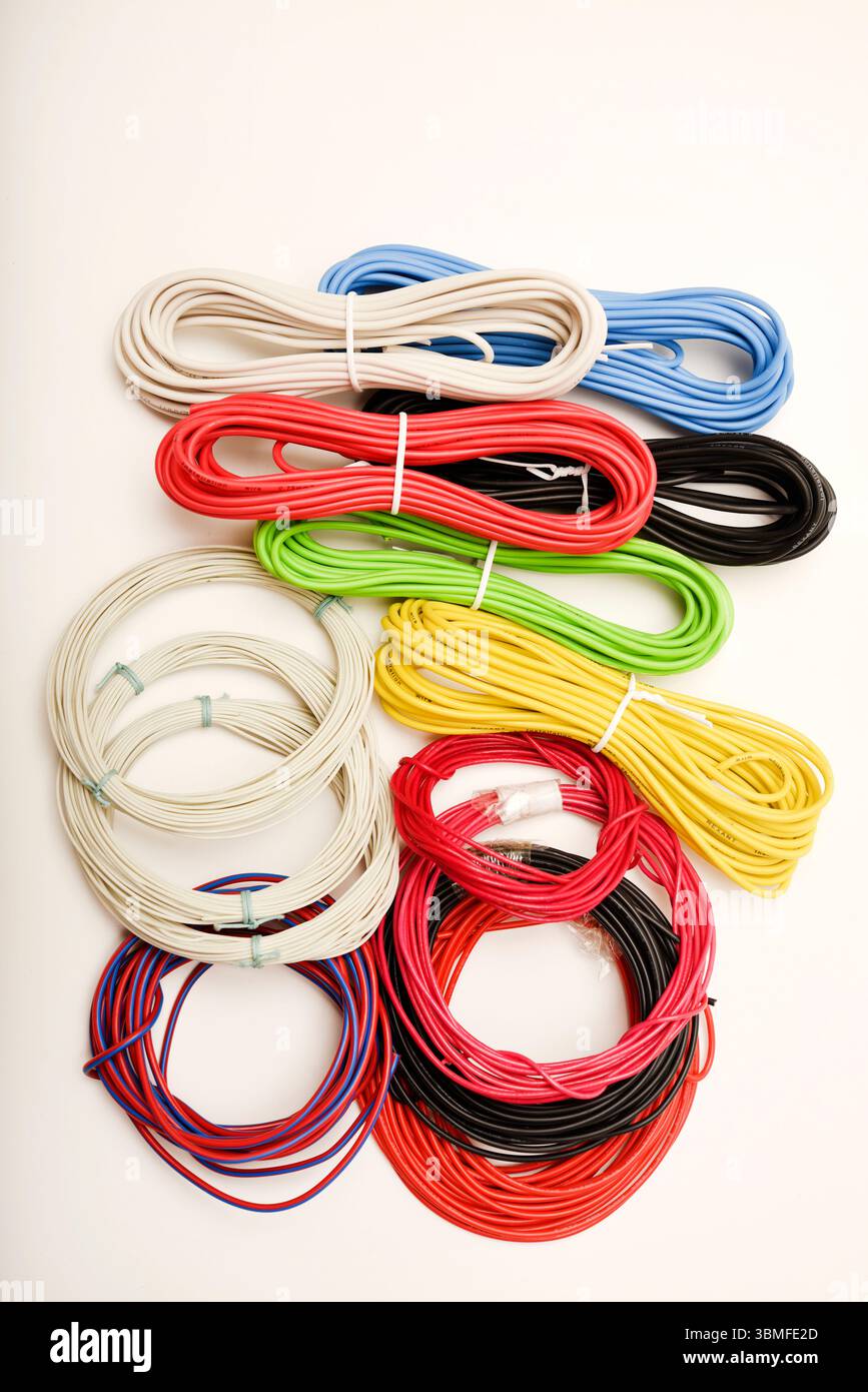 Bobines de fils multicolores. Fils de connexion pour l'électronique. Banque D'Images
