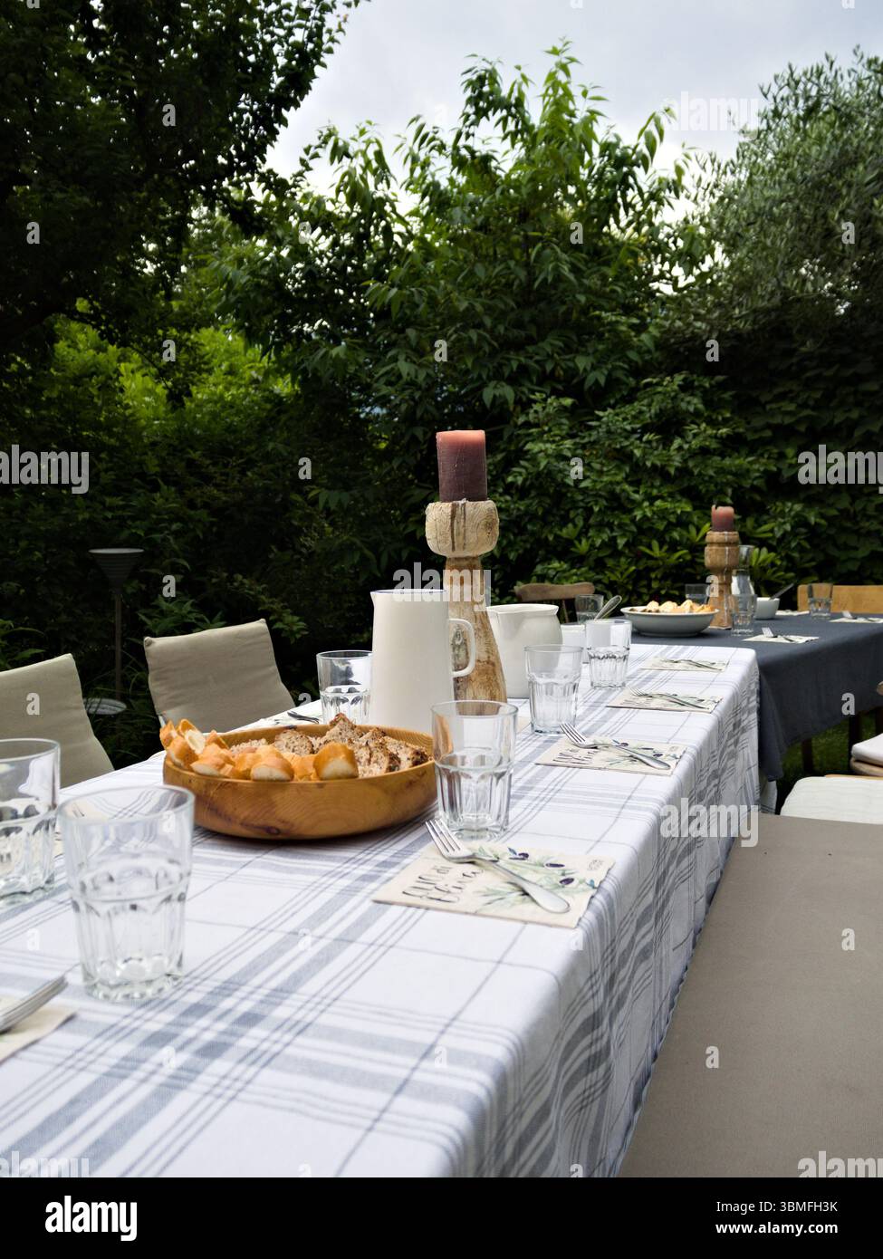 Cadre de table rustique pour une fête dans le jardin dans la soirée tranquille. Banque D'Images