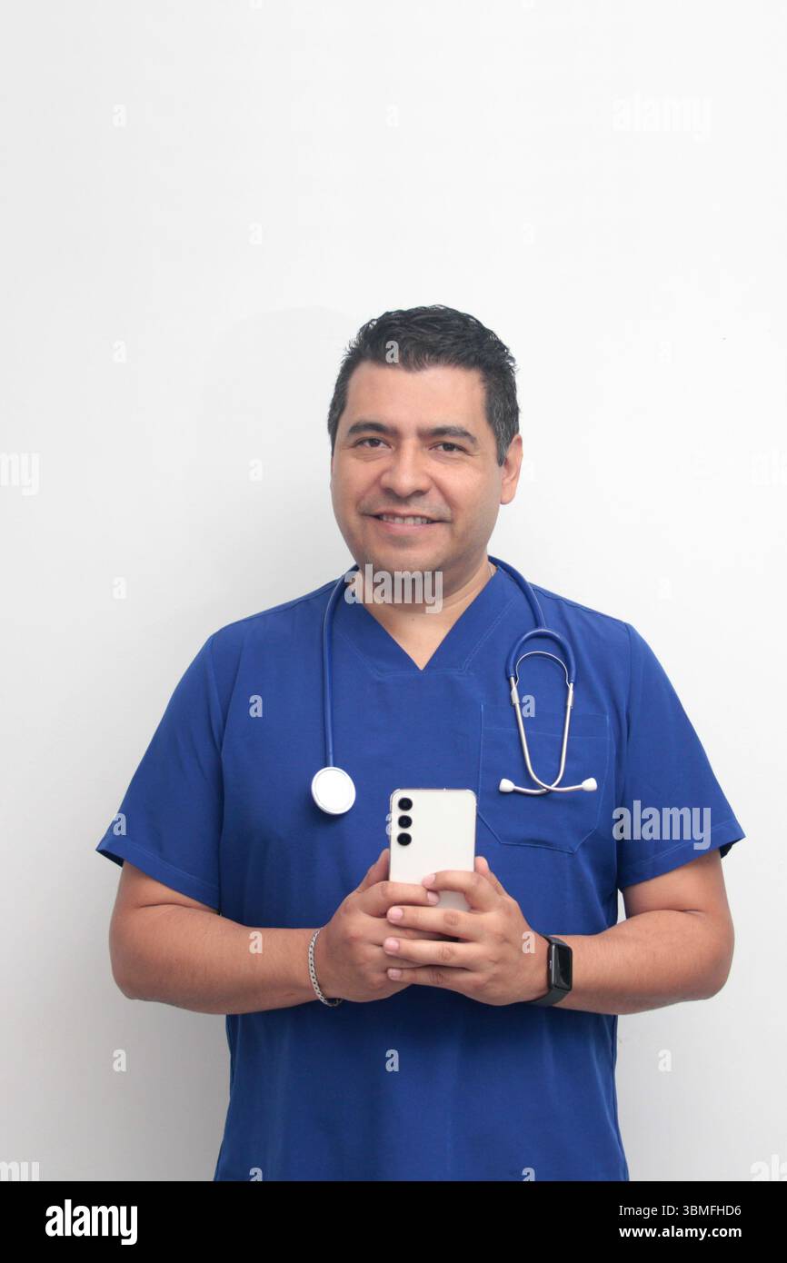 Un médecin latino-américain à la peau foncée avec un stéthoscope montre son téléphone portable pour avoir des consultations en ligne avec ses patients Banque D'Images Un médecin latino-américain à la peau foncée avec un stéthoscope montre son téléphone portable pour avoir des consultations en ligne avec ses patients Banque D'Images