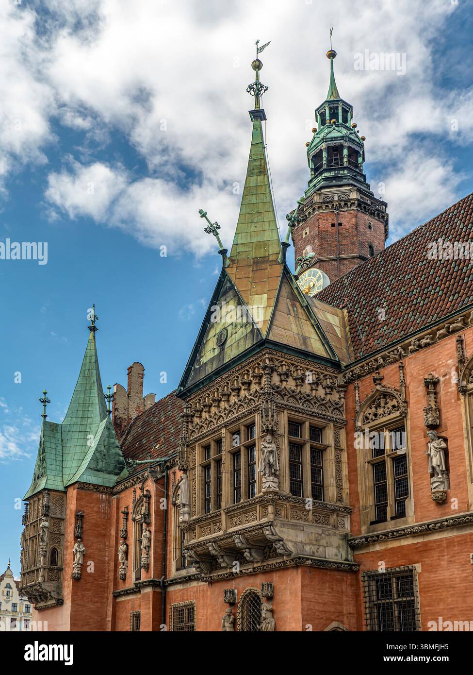 Une scène vibrante avec une maison de ville historique sous un ciel bleu ensoleillé et parsemé de nuages, Wroclaw, Pologne Banque D'Images