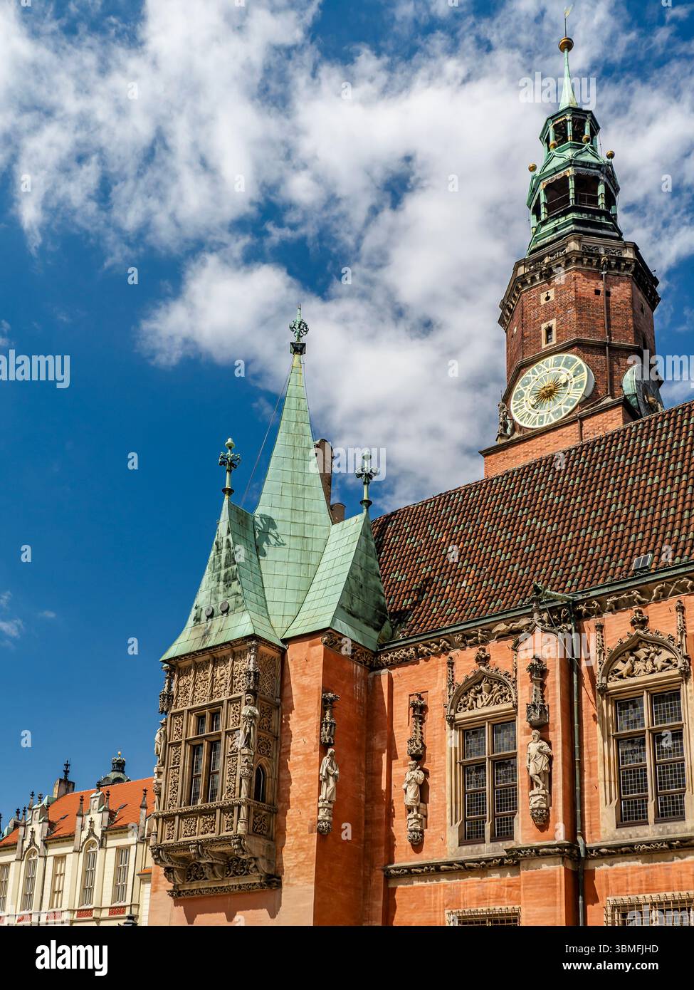 Une scène vibrante avec une maison de ville historique sous un ciel bleu ensoleillé et parsemé de nuages, Wroclaw, Pologne Banque D'Images