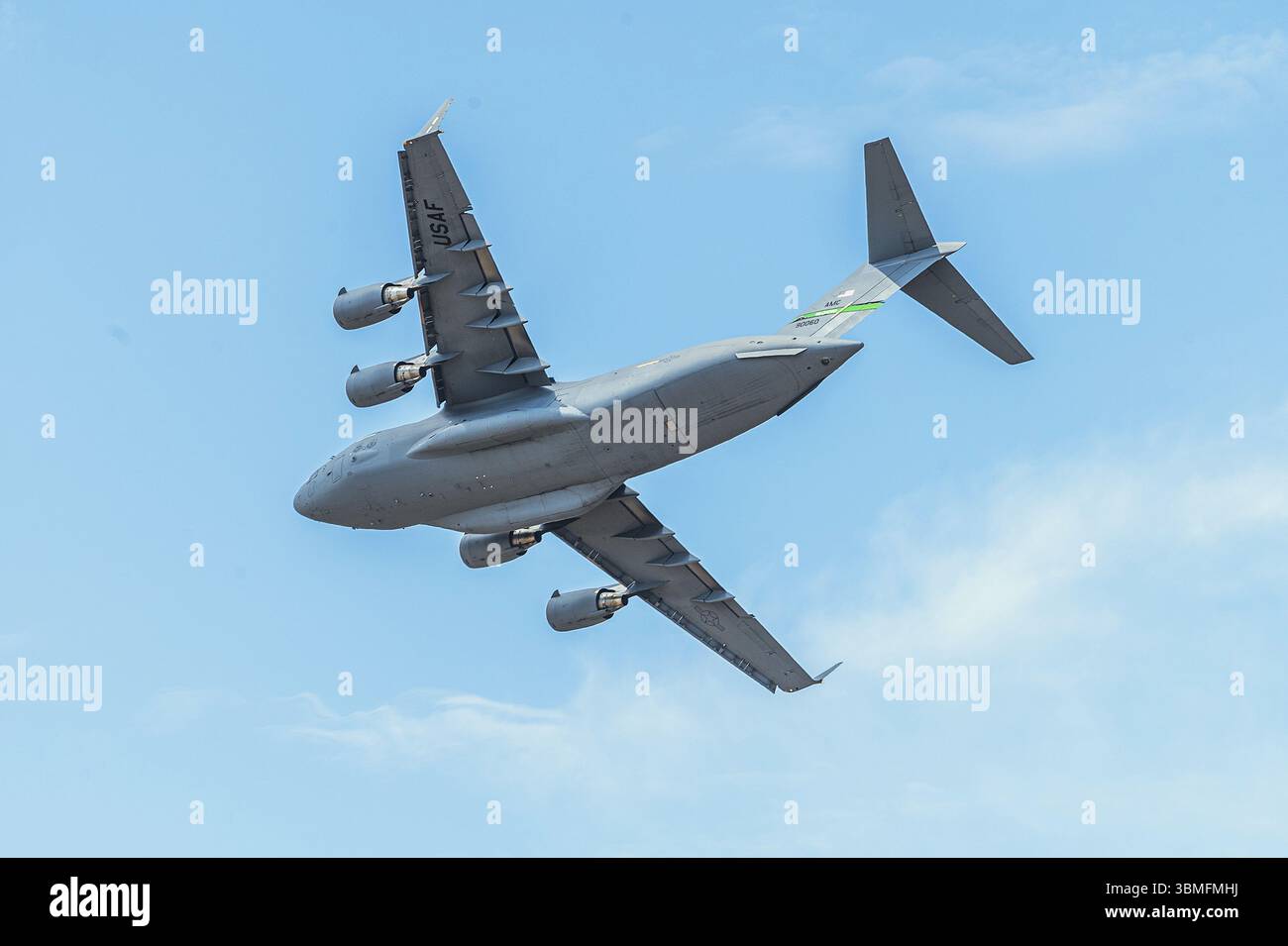 Un C-17 Globemaster III effectue des manœuvres aériennes lors du Moses Lake Airshow de 2025 à l'aéroport international du comté de Grant, Washington, le 19 juin 2025. L'équipe de démonstration du C-17 West Coast et l'équipe de démonstration de Wings of Blue ont effectué une série de représentations mettant en évidence les capacités du C-17 et le parachutisme de précision pour le public du spectacle aérien. (Photo de l'US Air Force par Airman 1st Class Benjamin Riddle) Banque D'Images