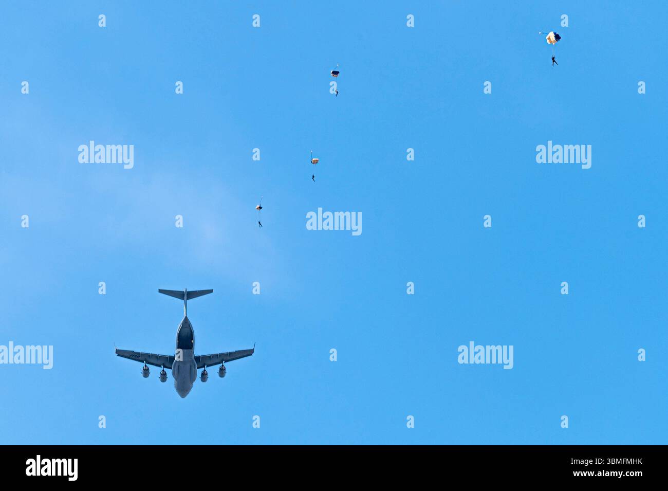 Les membres de l'équipe de démonstration des ailes du bleu de l'US Air Force Academy parachutent un C-17 Globemaster III lors du salon aérien de Moses Lake 2025 à l'aéroport international du comté de Grant, Washington, le 20 juin 2025. L’équipe de démonstration du C-17 West Coast et l’équipe de démonstration de Wings of Blue ont effectué une série de représentations mettant en évidence les capacités du C-17 et le parachutage de précision auprès du public du spectacle aérien tout au long de l’événement de plusieurs jours. (Photo de l'US Air Force par Airman 1st Class Benjamin Riddle) Banque D'Images