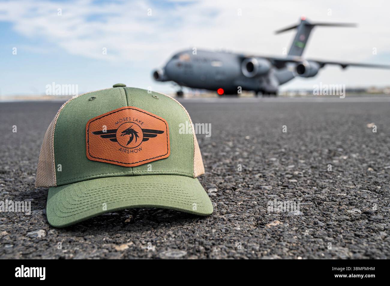 Un C-17 Globemaster III et un chapeau de 2025 Moses Lake Airshow sont assis sur la ligne de vol à l'aéroport international du comté de Grant, Washington, le 19 juin 2025. Le C-17 West Coast Demo Team et l'équipe de parachutistes de l'US Air Force Academy, Wings of Blue, ont joué au Moses Lake Airshow de 2025 les 20 et 21 juin. (Photo de l'US Air Force par Airman 1st Class Benjamin Riddle) Banque D'Images