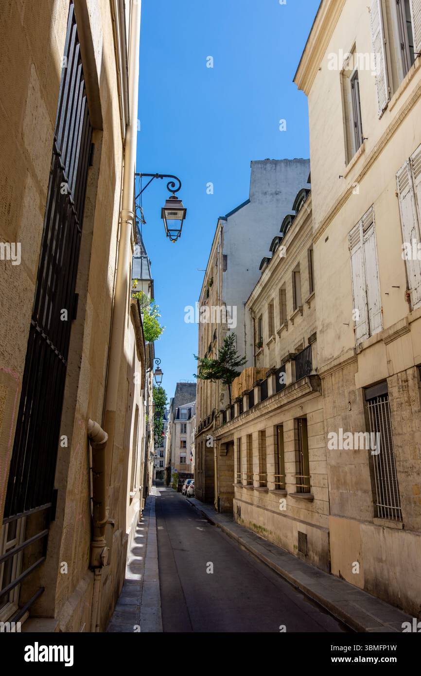 Vue de la rue Visconti, une ruelle étroite et pittoresque située dans le quartier historique et touristique de Saint-Germain-des-Prés à Paris, France Banque D'Images