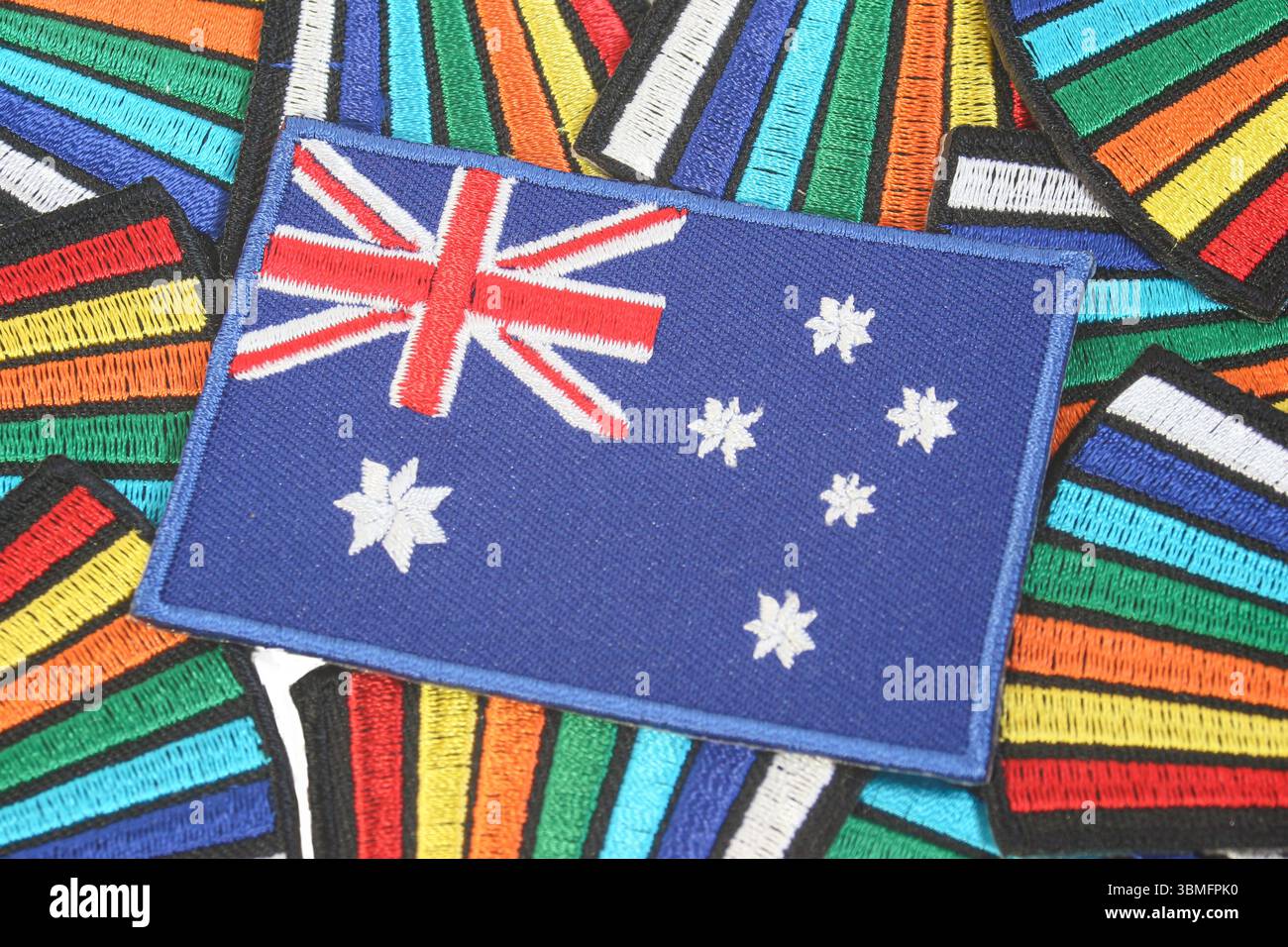 Drapeau australien éco-responsable brodé sur du textile arc-en-ciel fait à la main, symbolisant la diversité et la fierté culturelle. Banque D'Images