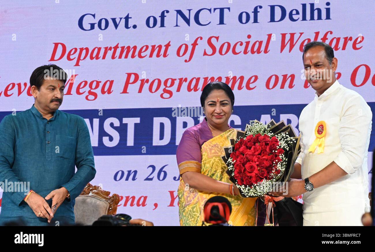 New Delhi, Inde. 26 juin 2025. NEW DELHI, INDE - JUIN 26 : Rekha Gupta, premier ministre de Delhi, Manoj Tiwari, député du Nord-est, et Ravinder Singh (Indraj), ministre du Cabinet de Delhi, lors de la Journée internationale contre l'abus et le trafic illicite de drogues 2025 au complexe sportif Yamuna, le 26 juin 2025 à New Delhi, Inde. S'adressant au rassemblement Delhi cm a déclaré que cette campagne de sensibilisation du public menée par la police de Delhi est louable et que le gouvernement de Delhi y participe épaule à épaule et avec détermination. (Photo de Sonu Mehta/Hindustan Times/Sipa USA ) crédit : Sipa USA/Alamy Live News Banque D'Images