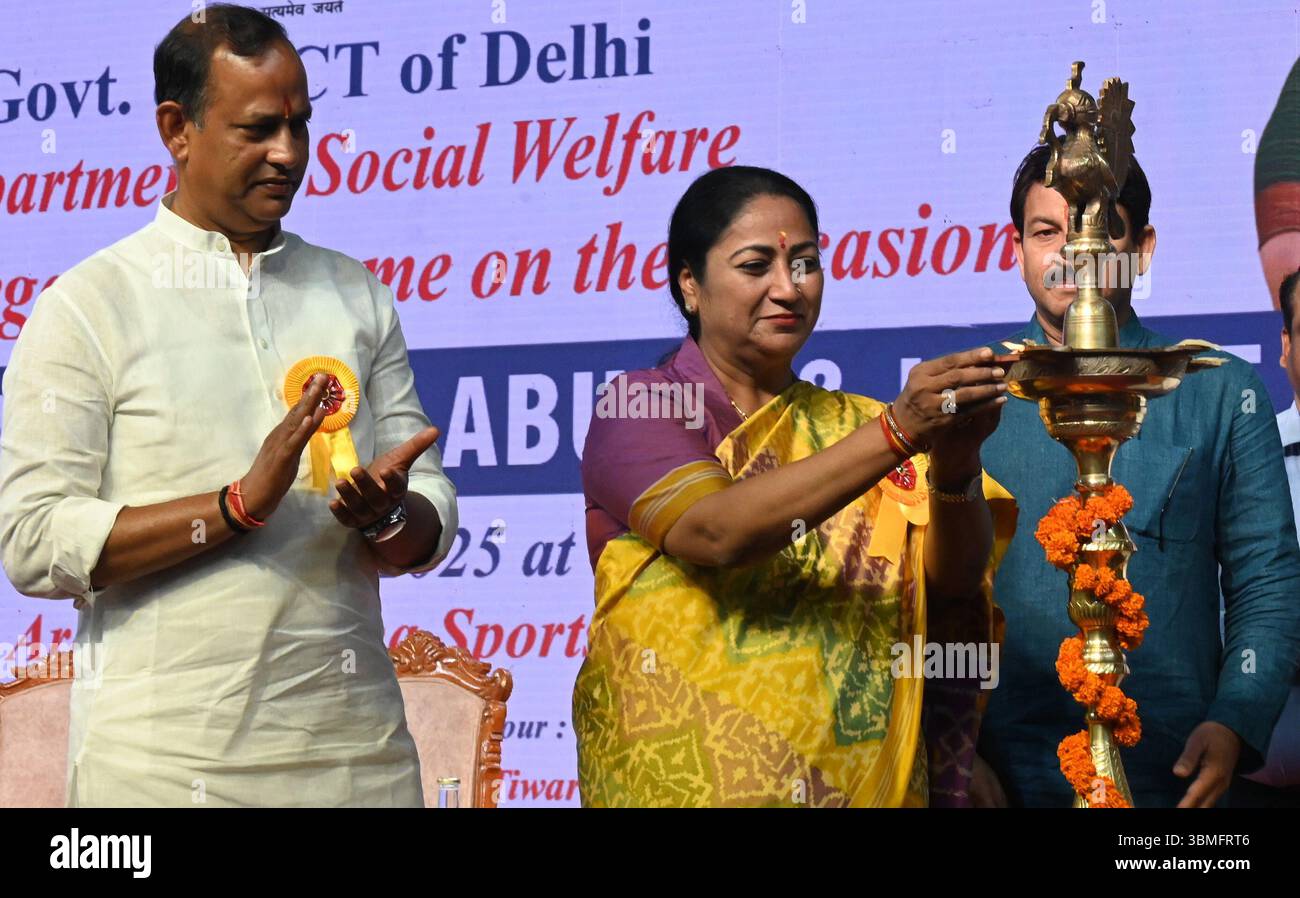 New Delhi, Inde. 26 juin 2025. NEW DELHI, INDE - JUIN 26 : Rekha Gupta, premier ministre de Delhi, Manoj Tiwari, député du Nord-est, et Ravinder Singh (Indraj), ministre du Cabinet de Delhi, lors de la Journée internationale contre l'abus et le trafic illicite de drogues 2025 au complexe sportif Yamuna, le 26 juin 2025 à New Delhi, Inde. S'adressant au rassemblement Delhi cm a déclaré que cette campagne de sensibilisation du public menée par la police de Delhi est louable et que le gouvernement de Delhi y participe épaule à épaule et avec détermination. (Photo de Sonu Mehta/Hindustan Times/Sipa USA ) crédit : Sipa USA/Alamy Live News Banque D'Images
