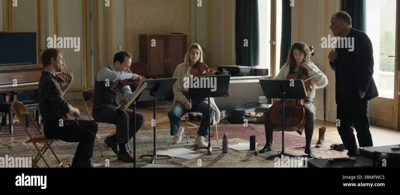 Les musiciens (2025) Frédéric Pierrot Marie Vialle Emma Ravier Mathieu Spinosi Daniel Garlitsky *Filmstill - usage éditorial* Voir instrumentation spéciale Banque D'Images