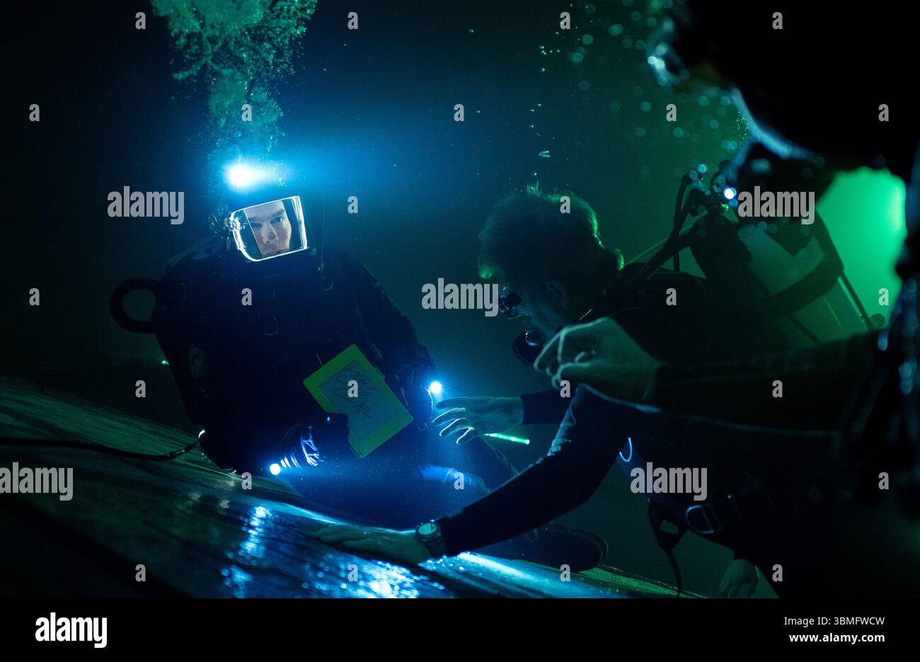 Mission : impossible - The final Reckoning (2025) Tom Cruise Director Christopher McQuarrie sur le tournage de *Filmstill - usage éditorial seulement* Voir SP Banque D'Images