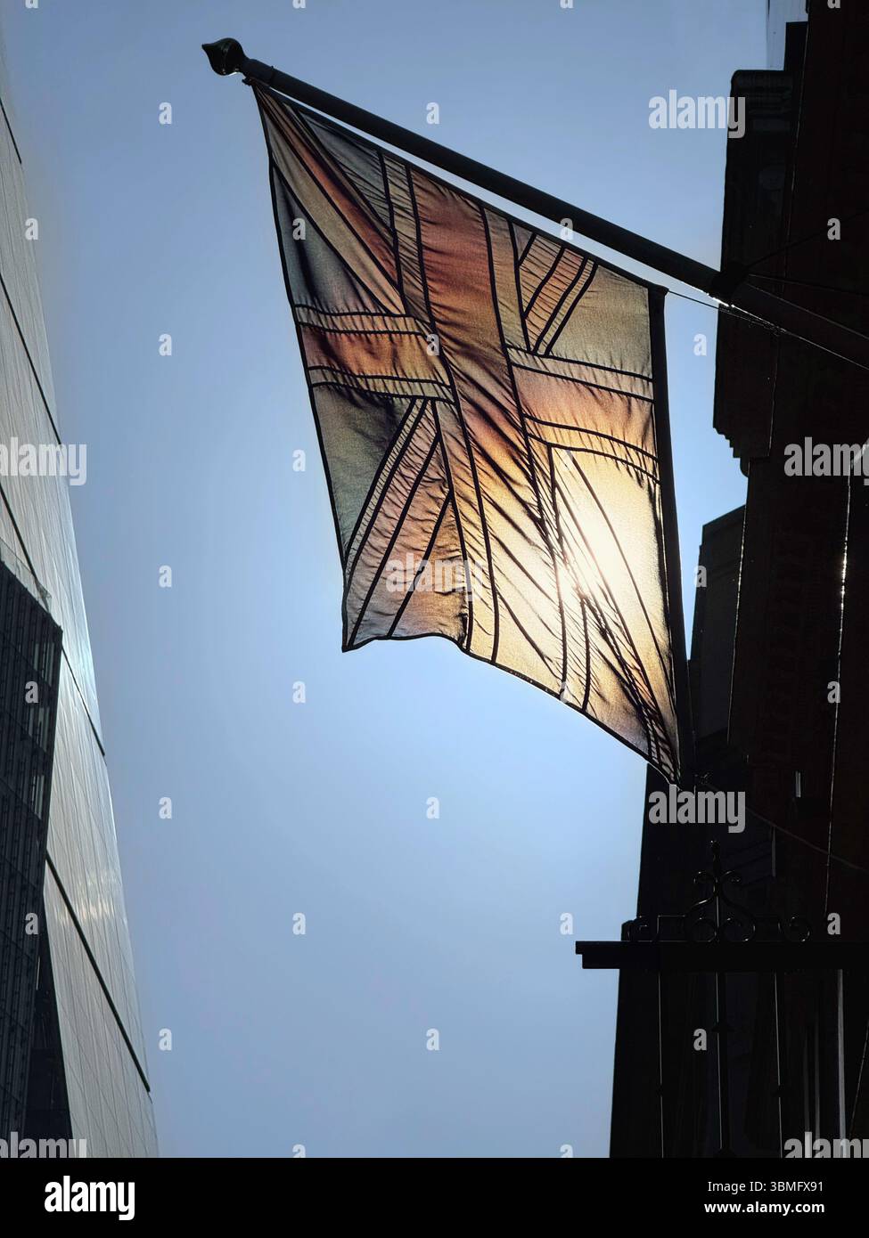 Drapeau de l'Union dans la ville de Londres rétroéclairé par le soleil Banque D'Images