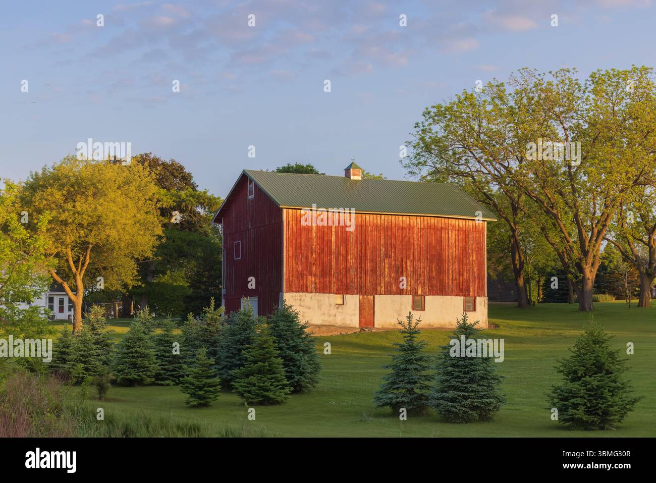 Une ferme de campagne un matin de mai dans le sud du Wisconsin. Banque D'Images