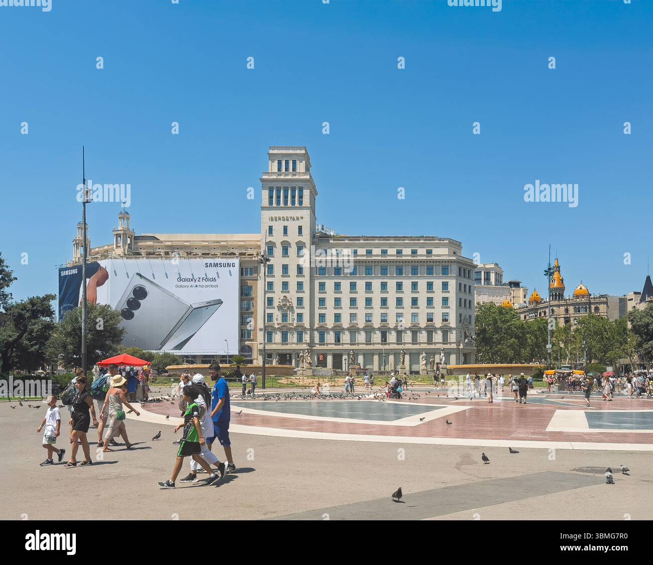 Barcelone, Espagne - 11 juillet 2024 : 45 fois Barcelone Hôtel sur la Placa de Catalunya avec panneau d'affichage géant par Samsung promouvant Galaxy Z fold6 smartphone P Banque D'Images