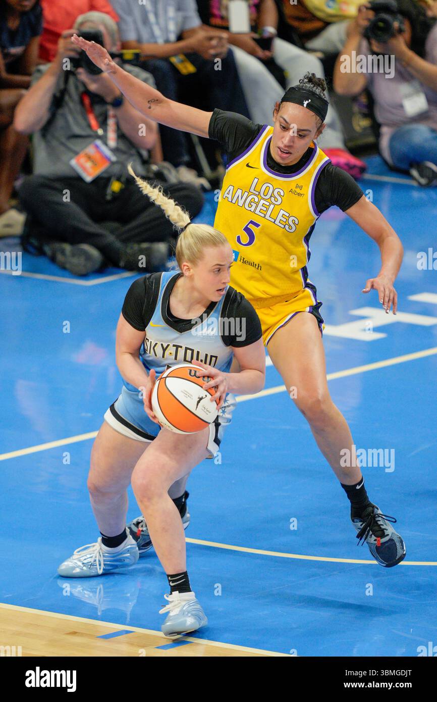 Chicago, États-Unis. 24 juin 2025. Hailey Van Lith (2) est défendu par l'attaquante des Sparks de Los Angeles Dearica Hamby (5) lors d'un match de saison régulière de la WNBA à Wintrust Arena le 24 juin 2025 à Chicago, il. Le Sky bat les Sparks 97-86. (Max Siker / image du sport) photo via le crédit : Newscom / Alamy Live News Banque D'Images