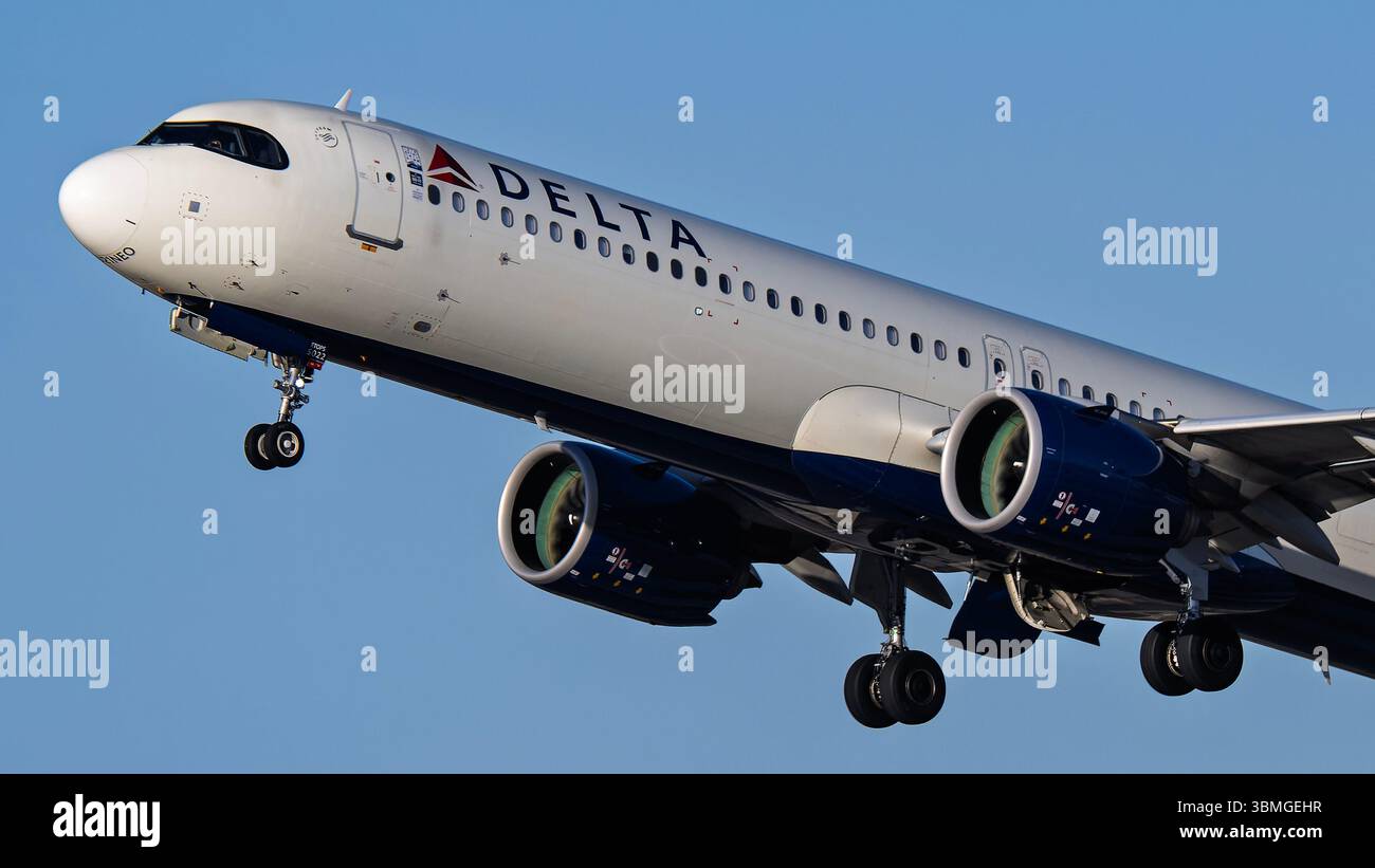 Sky Harbor Airport 6-14-2025 Phoenix AZ États-Unis Delta Airlines Airbus A321neo N522DA départ de Phoenix Sky Harbor Intl. Aéroport. Banque D'Images