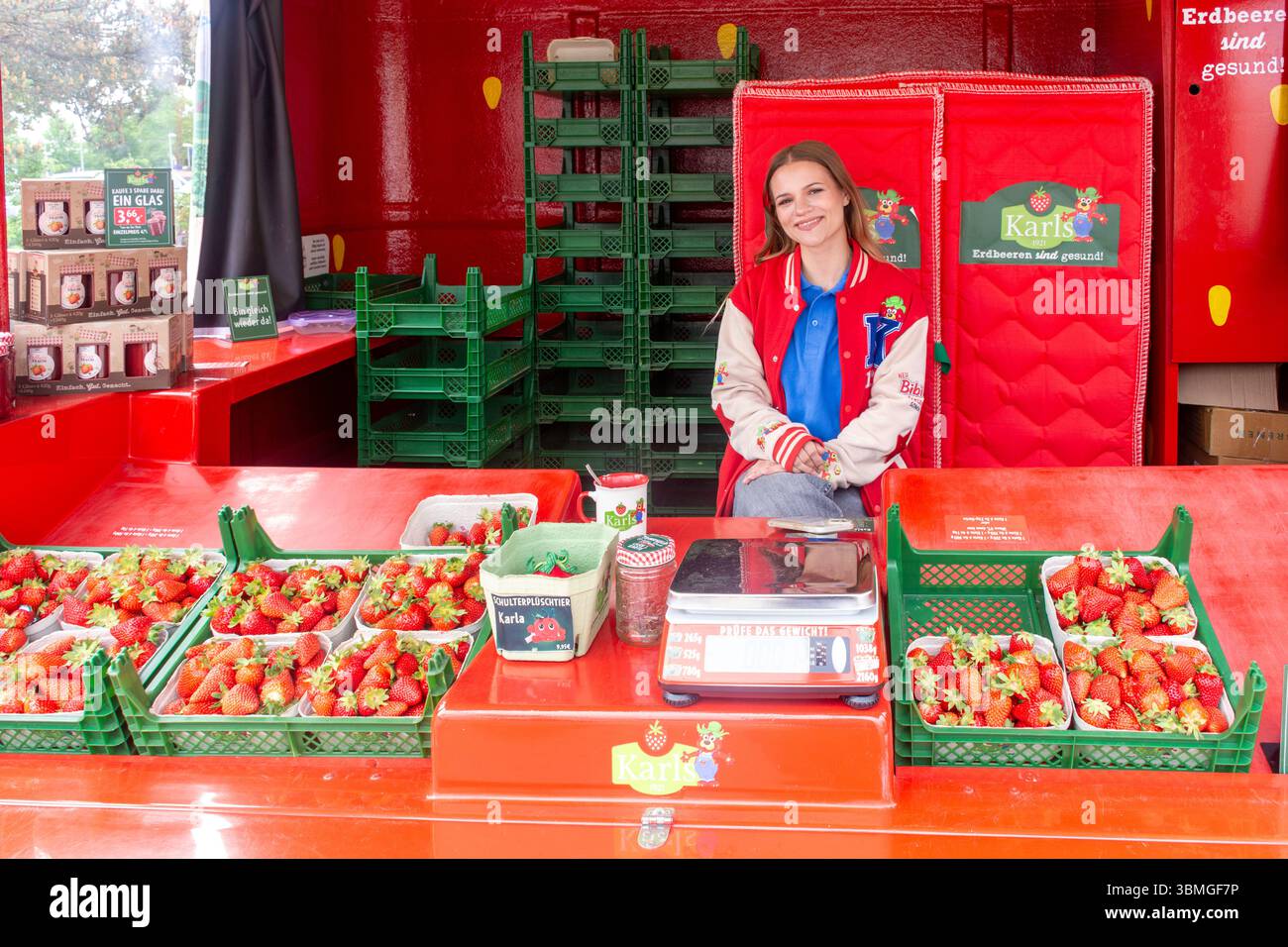 Jeune femme vendant des fraises sur la promenade Am alten Strom, Warnemünde, ville de Rostock, État de Mecklembourg-Poméranie occidentale, République fédérale d'Allemagne Banque D'Images