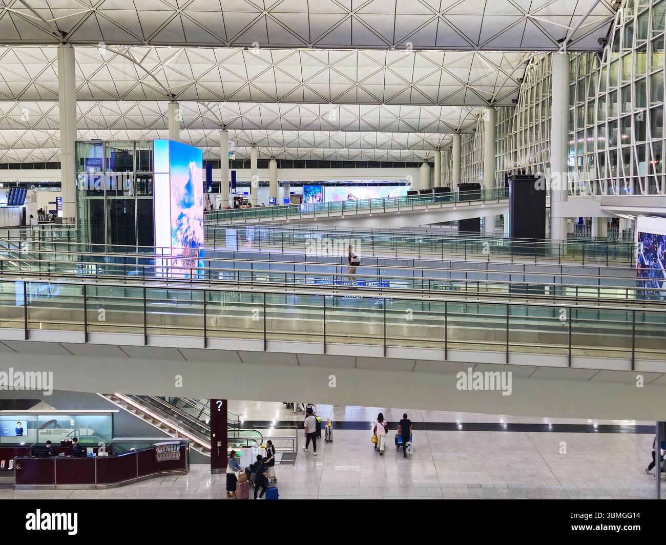 Allées à plusieurs niveaux du terminal 1 de l'aéroport international de Hong Kong Banque D'Images