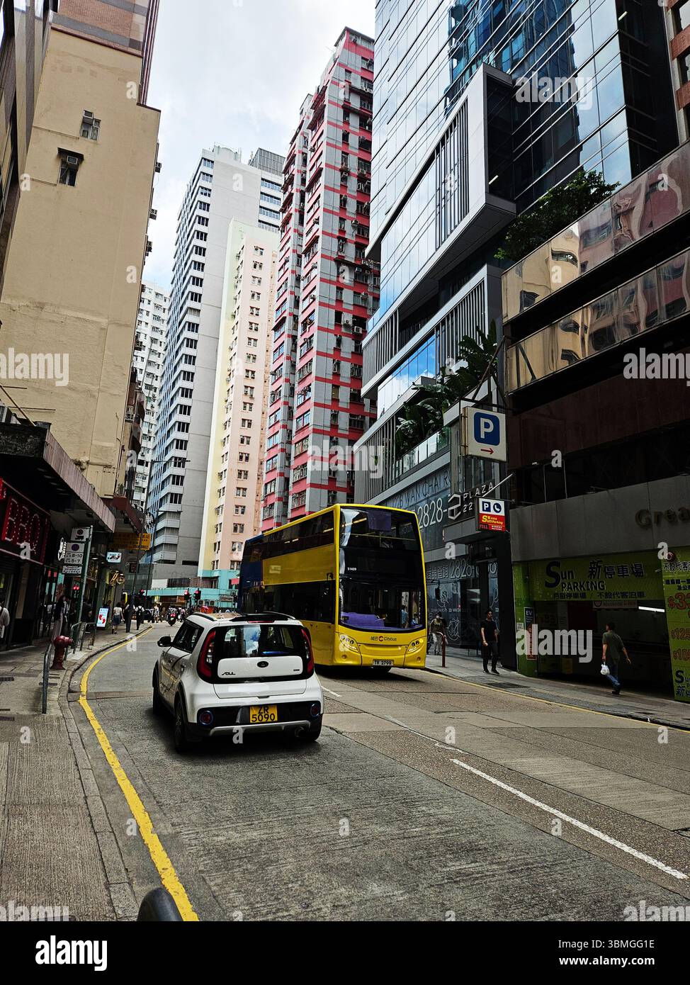 Bus à impériale et trafic urbain sur Wan Chai Street, Hong Kong Banque D'Images