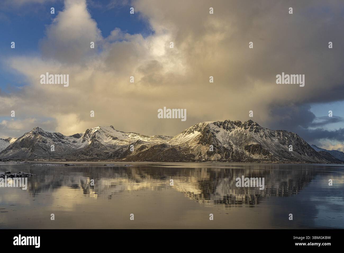 Reflet mural Lofoten à l'E10 près de Kleppstad, Lofoten, Nordland, Norvège, Europe Banque D'Images
