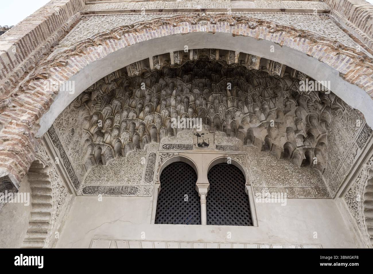 Ancien funduk Corral del Carbon, al-fundaq al-yadida, arc en fer à cheval pointu en brique festonnée, avec albanegas d'atauriques sculptés dans le plâtre, 1 Banque D'Images