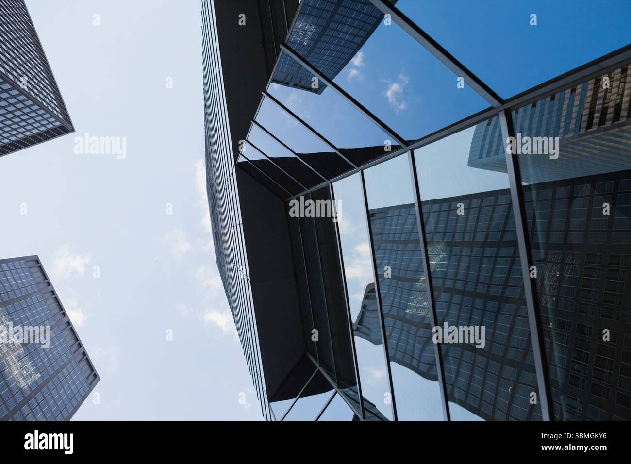 Vue en angle bas du gratte-ciel par une journée ensoleillée Banque D'Images
