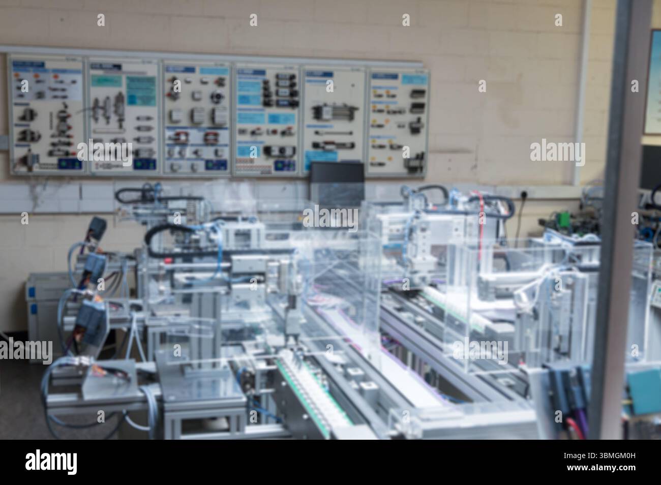 Le système d'automatisation modulaire montre le convoyeur, les actionneurs et les protections de sécurité dans le laboratoire de conception plate Banque D'Images