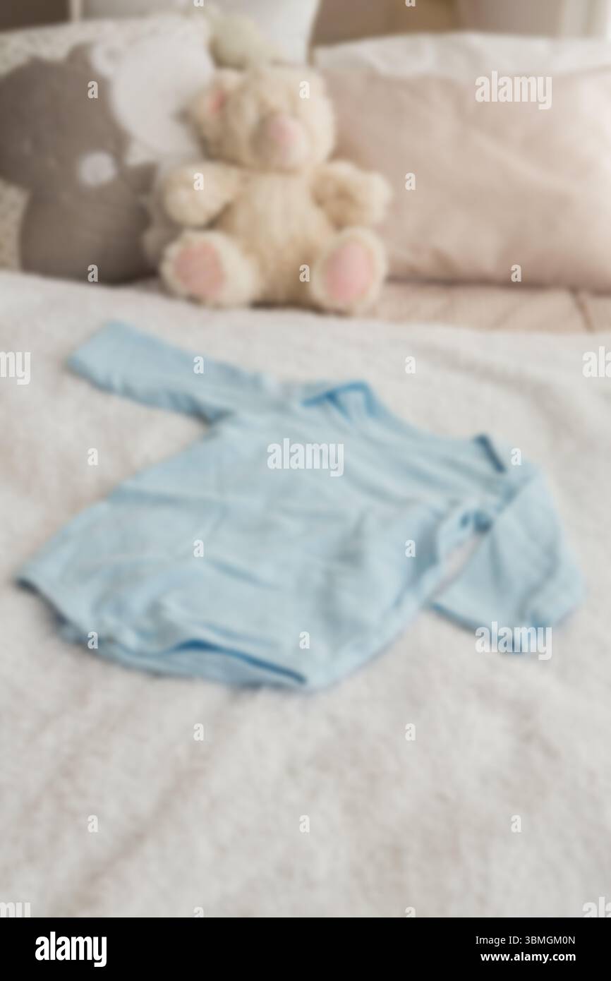 Vue en angle élevé de vêtements par jouet rembourré sur le lit Banque D'Images