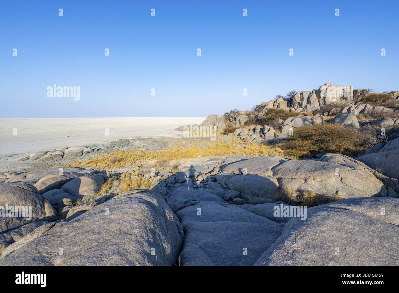 Roches rondes de l'île de Kubu avec vue sur le salin, île de Kubu (Lekubu), Sowa Pan, Makgadikgadi Salt Pans, Botswana, Afrique Banque D'Images
