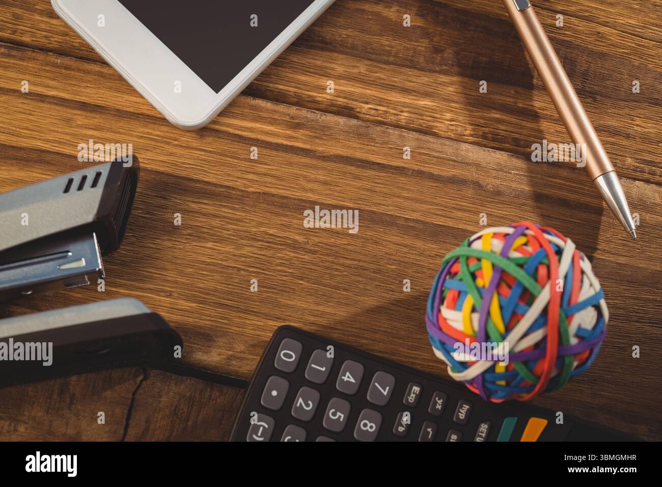 Boule de caoutchouc avec fournitures de bureau sur la table Banque D'Images