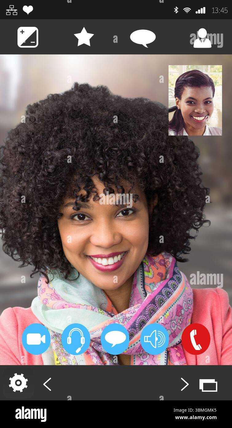 Interface de téléphone plat montrant la femme souriante dans un manteau rose et une écharpe avec un ami enfiché, icônes de contrôle Banque D'Images