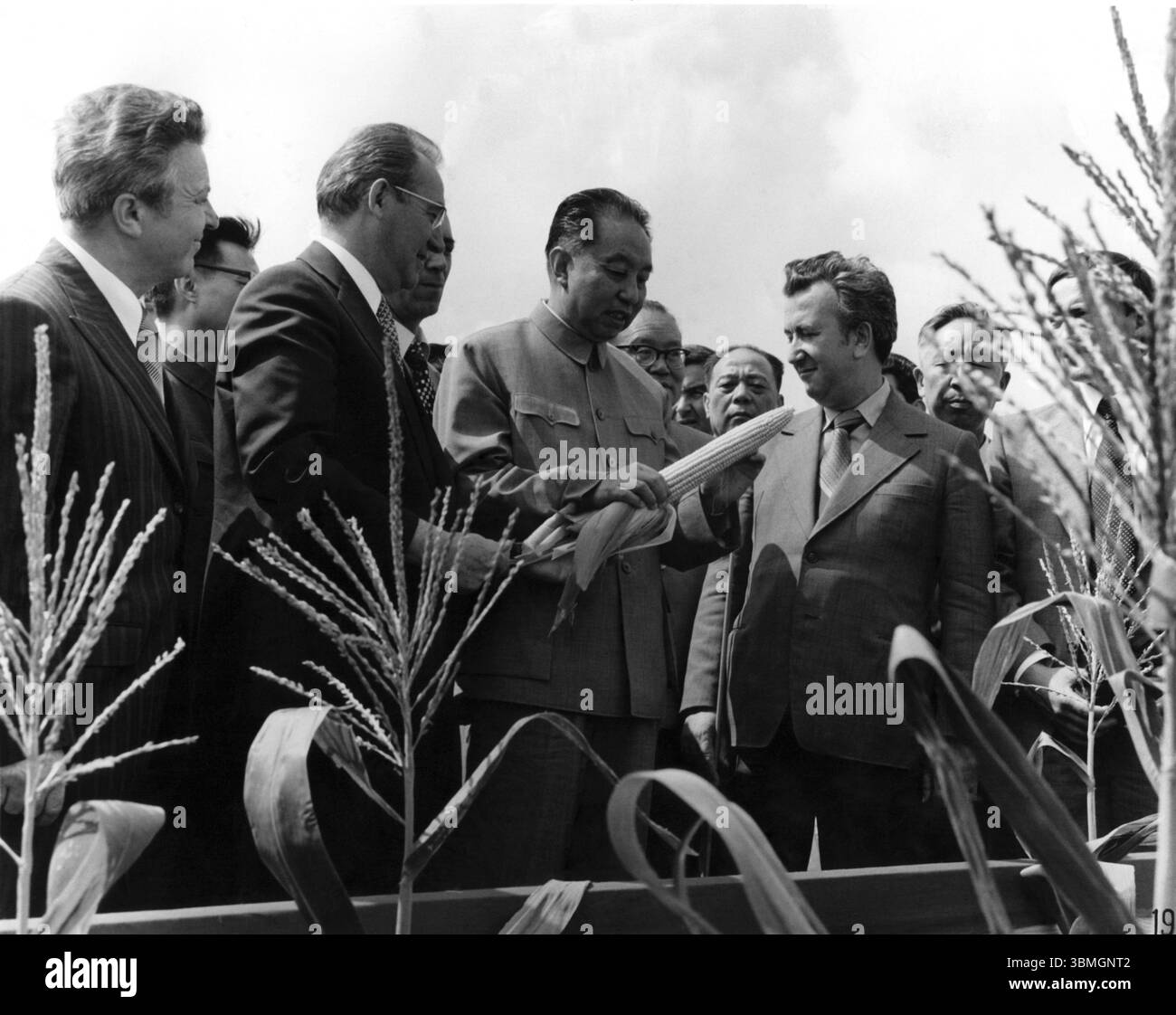 Huo Guo Feng, successeur de Mao Zedong, président du Comité central du Parti communiste chinois, avec une délégation de l'Europe de l'est en Chine, a Banque D'Images