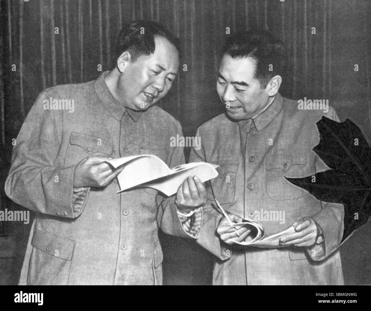 Mao Zedong ou Mao Tse-tung et Zhou Enlai, lisent aussi Tschu en Lai ou Tschou en-lai, vers 1960s Banque D'Images