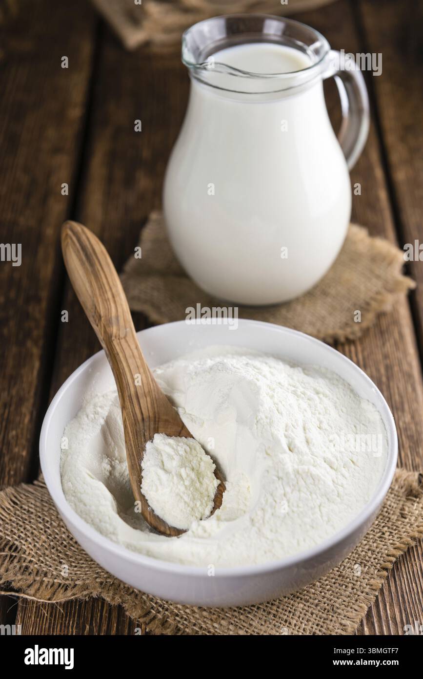 Heap de lait en poudre (selective focus) sur une vieille table en bois Banque D'Images