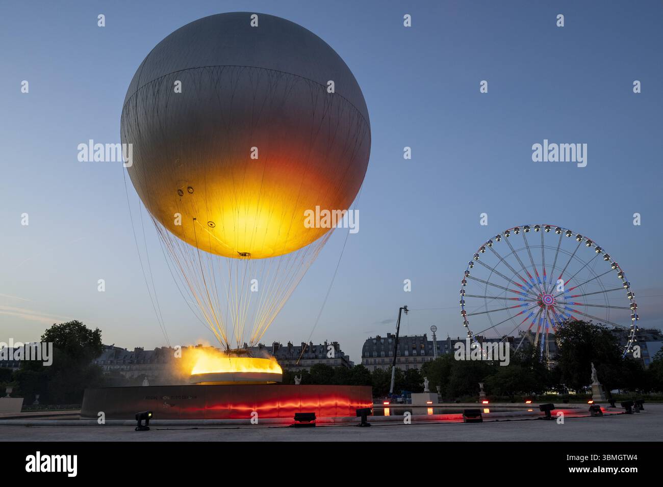 FRANCE. PARIS (75) 3E ARRONDISSEMENT. VENDREDI 20 JUIN 2025. UN AN APRÈS LE DÉBUT DES JEUX OLYMPIQUES DE PARIS, LE CHAUDRON OLYMPIQUE (CRÉÉ PAR LE DESIGNER Banque D'Images