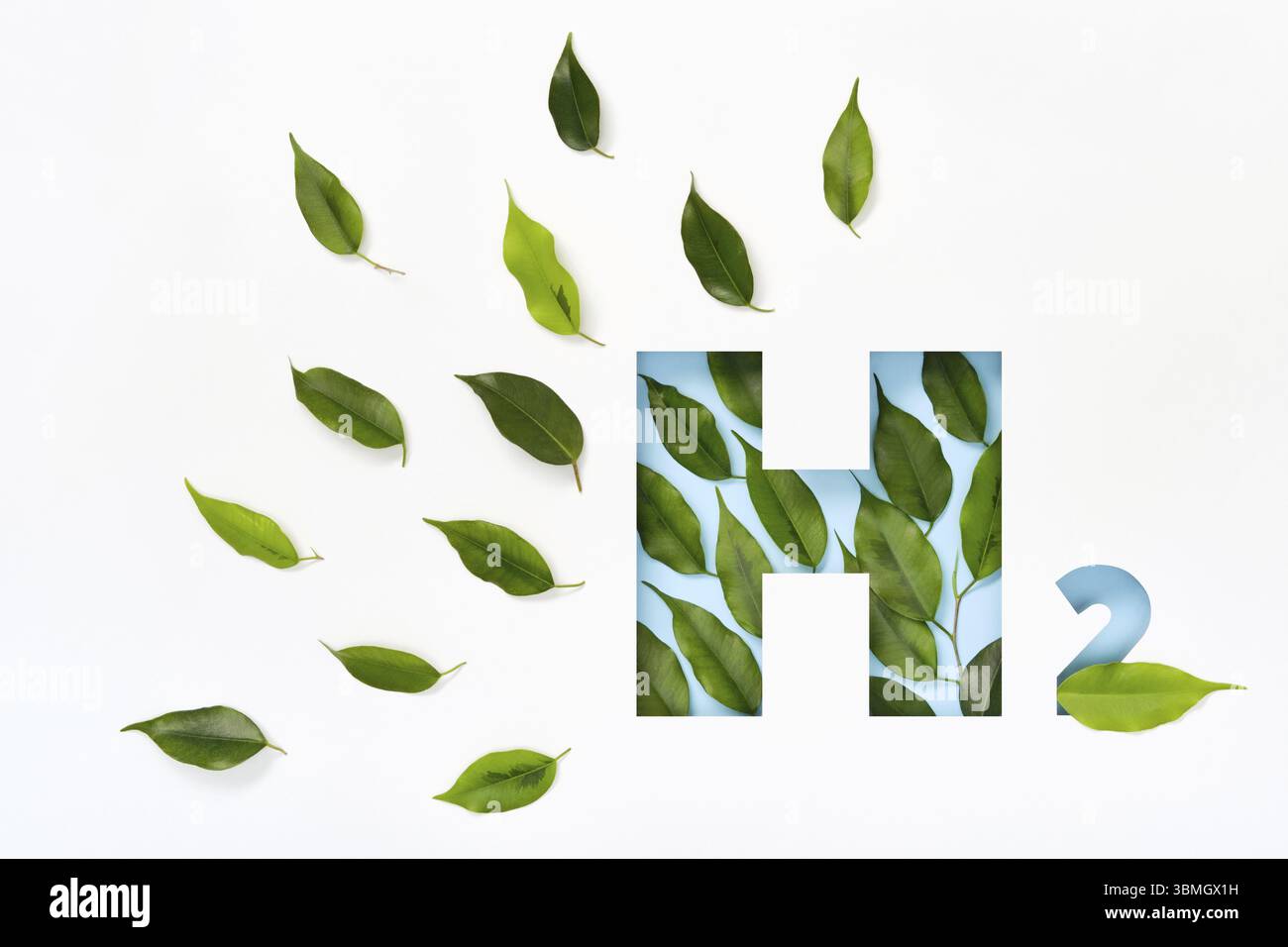 H2 icône hydrogène en papier coupé et feuilles vertes sur fond bleu. Concept de biocarburants sans émissions Banque D'Images