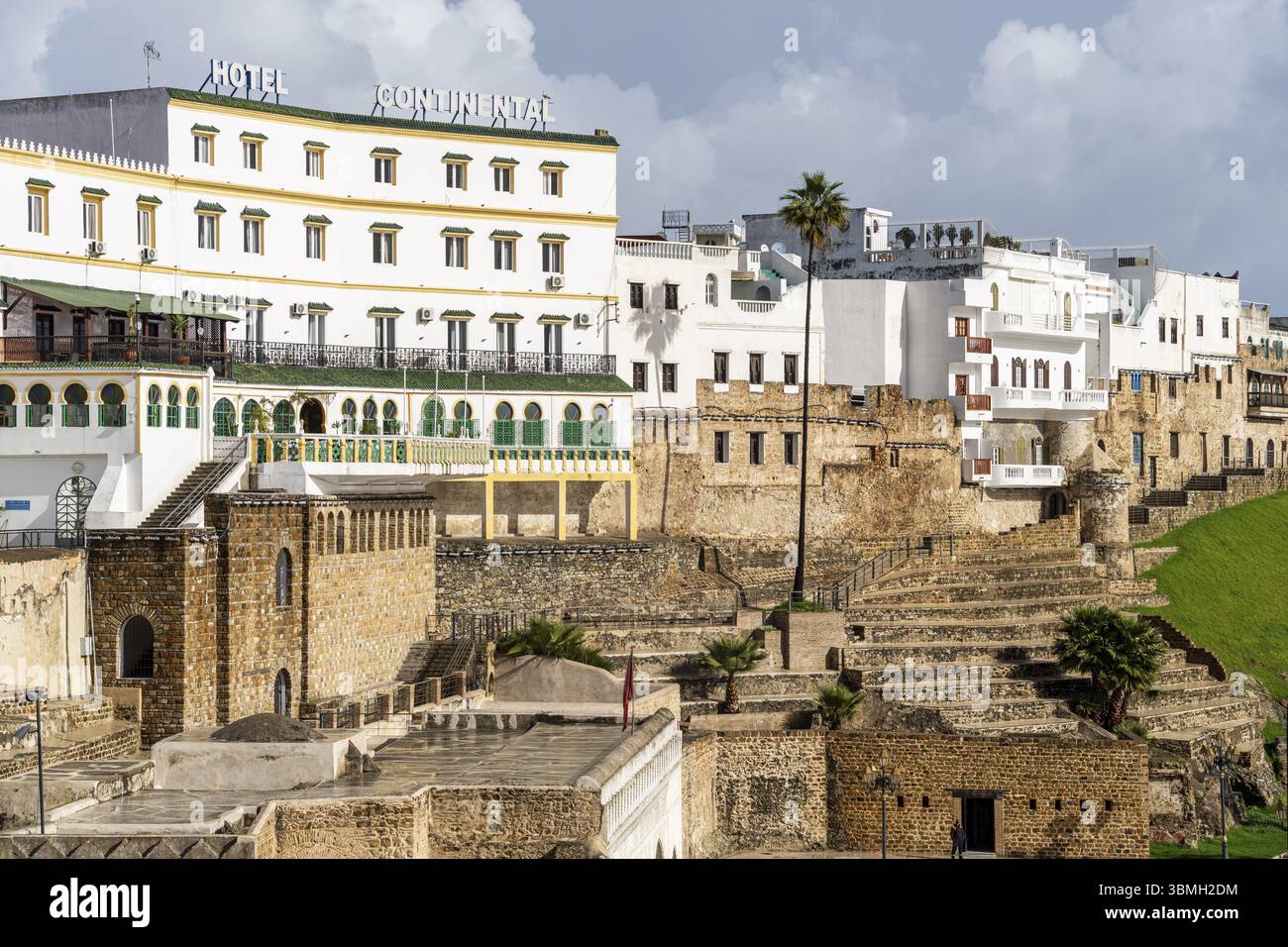 Ancienne muraille fortifiée et Hôtel Continental, Bab El Marsa, Tanger, Maroc, Afrique du Nord, Afrique Banque D'Images