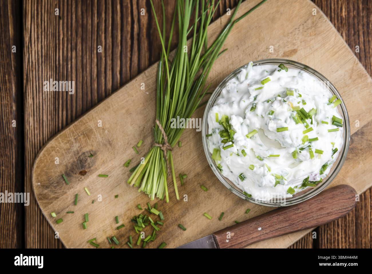 Bol avec Herb Curd (détaillées close-up shot) sur fond de bois Banque D'Images