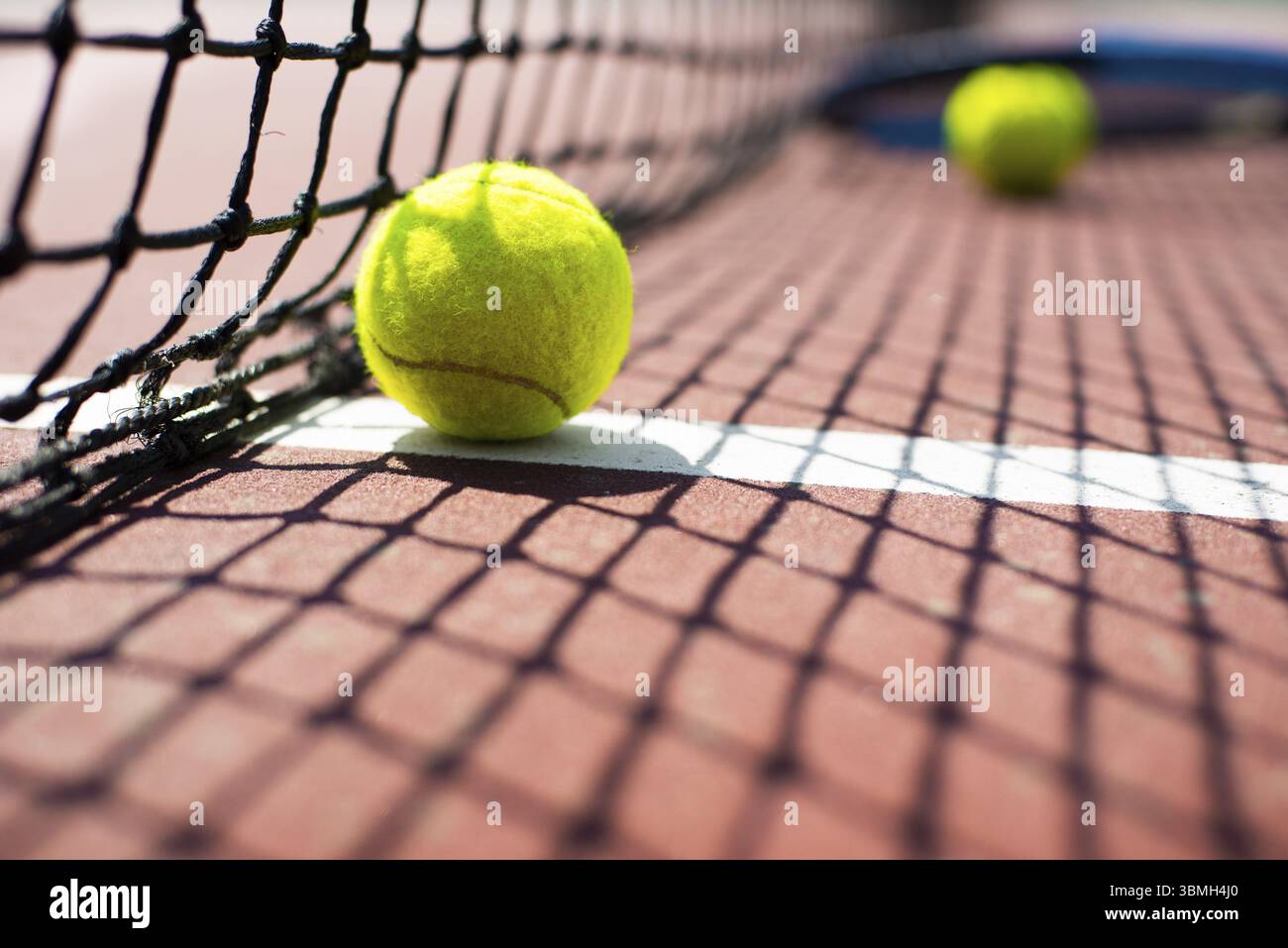Ballon de tennis allongé sur le court.Concept de mode de vie sain Banque D'Images