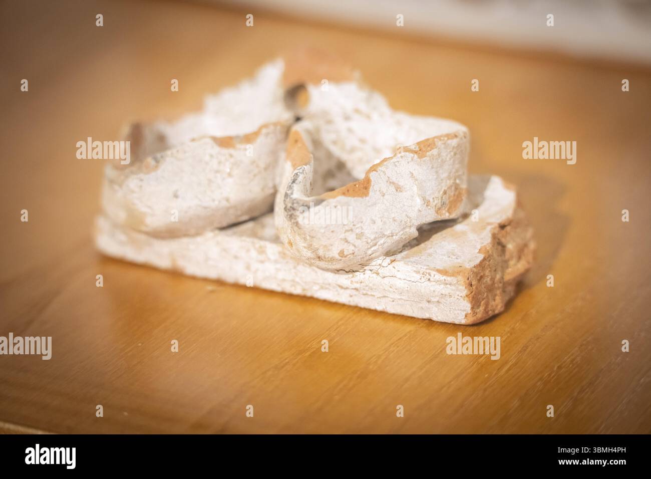 Fragment d'une lampe rituelle juive Hanukkah, XVe siècle, quartier juif de Barbastro, musée Huesca, communauté d'Aragon, Espagne, Europe Banque D'Images