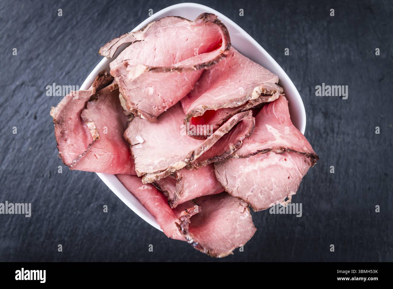 Portion de Roastbeef (tranchée, foyer sélectif) sur une dalle d'ardoise Banque D'Images