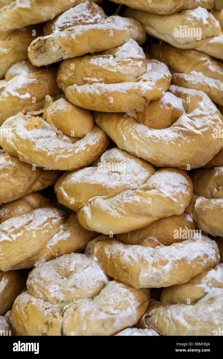 Pyramide d'ensaimadas typiques de Majorque dans une boulangerie artisanale, Arta, Majorque, Îles Baléares, Espagne, Europe Banque D'Images
