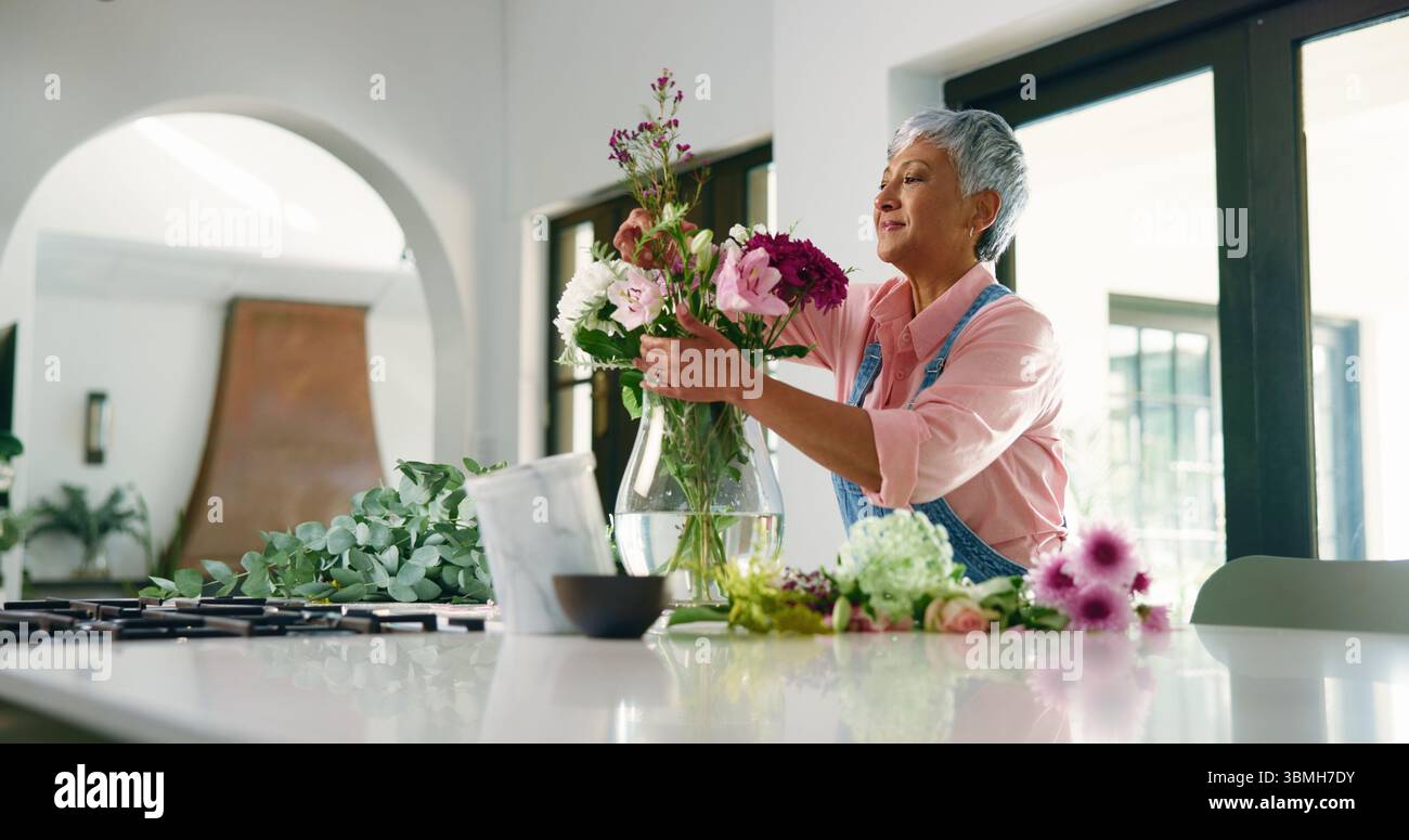 Vase, fleurs et femme aînée avec bouquet, retraite et naturel avec décorations. Pensionné, appartement et personne âgée avec cadeau, plantes et Banque D'Images