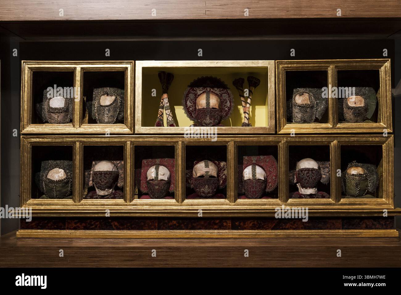 Retable reliquaire avec des soldats de la Légion thébaine et onze mille vierges de la suite de Sainte Ursula, reliques de Martioda, chapelle de T. Banque D'Images