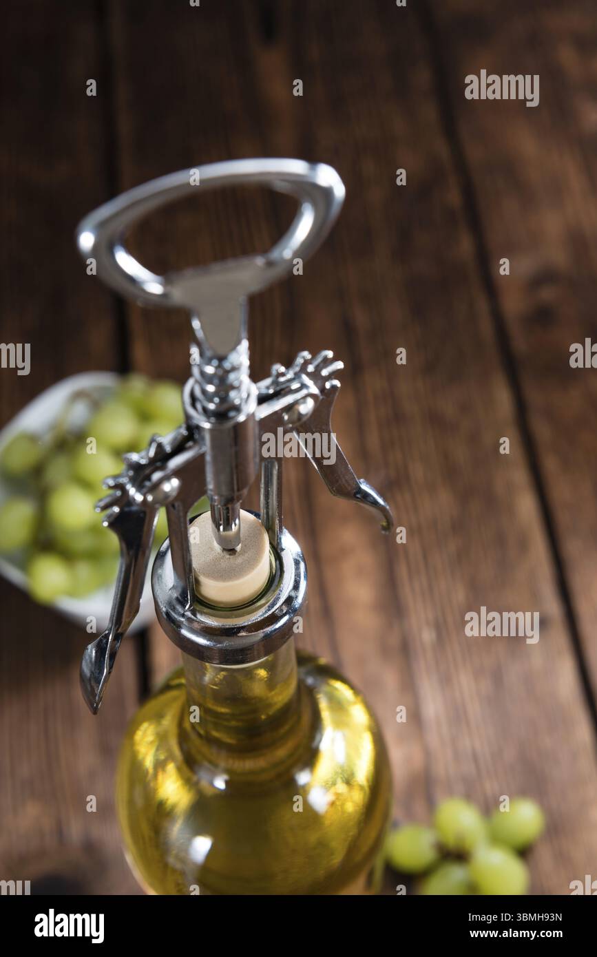Ancienne table en bois avec vin blanc (selective focus) Banque D'Images Ancienne table en bois avec vin blanc (selective focus) Banque D'Images