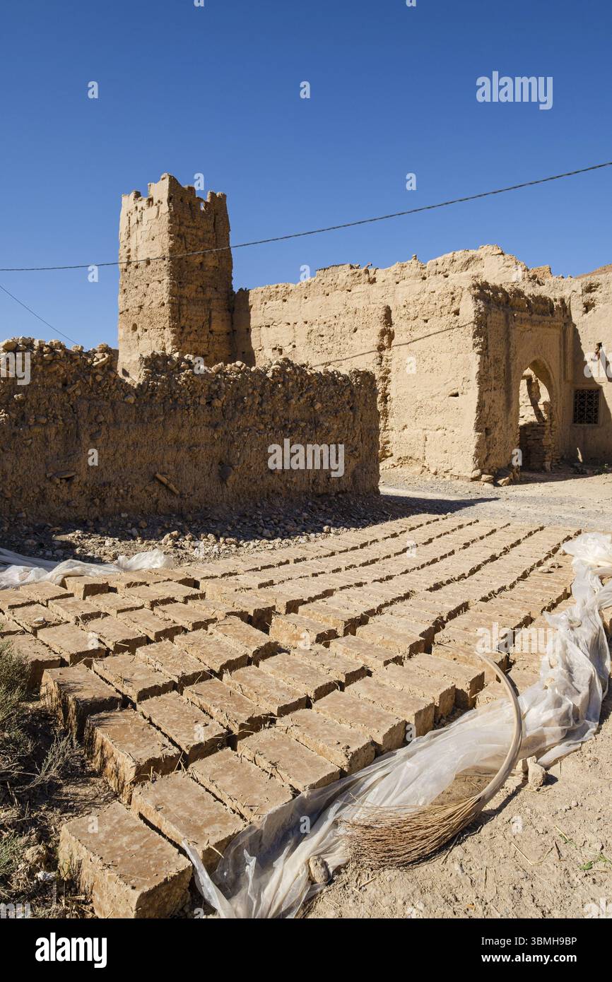 Architecture de boue et adobe, Ifri kasbah, vallée de la rivière Ziz, montagnes de l'Atlas, Maroc, Afrique Banque D'Images