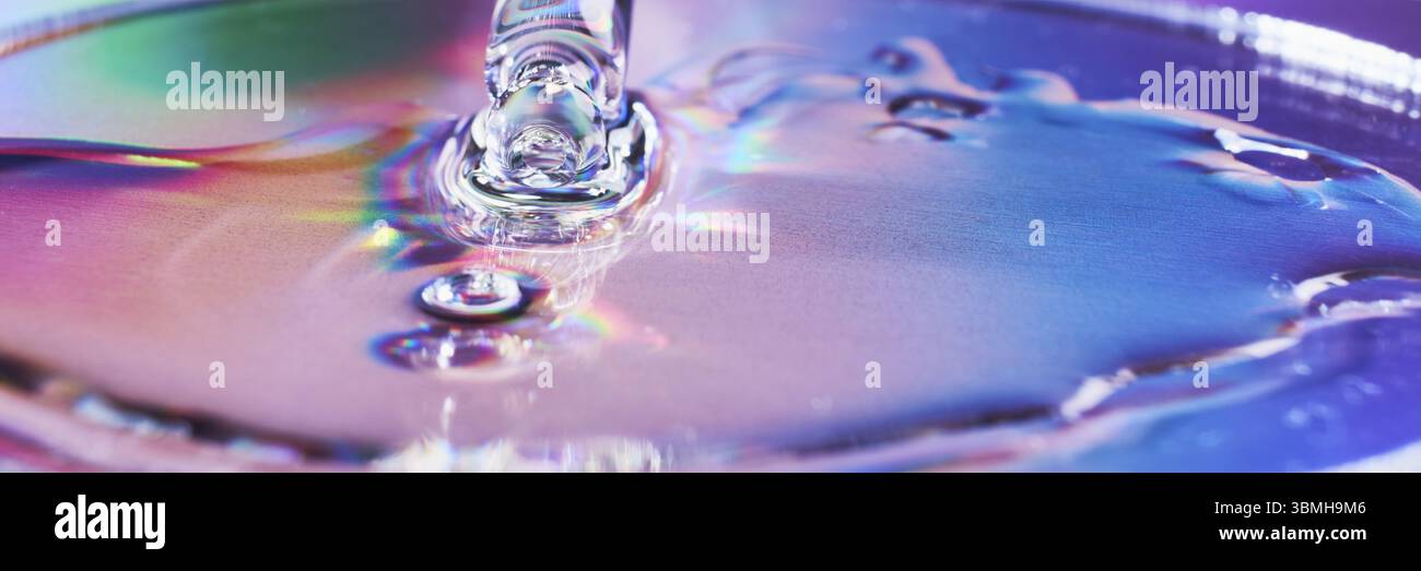 Pipette avec produit cosmétique sur bannière holographique, reflets irisés, mise au point sélective Banque D'Images