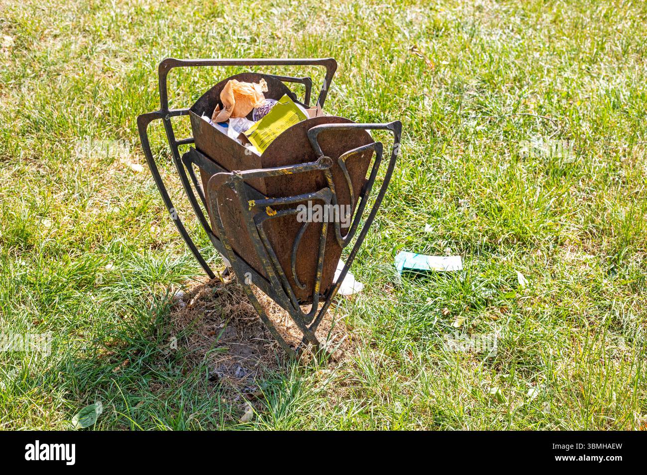 poubelle pleine dans le parc. Protection de l'environnement Banque D'Images